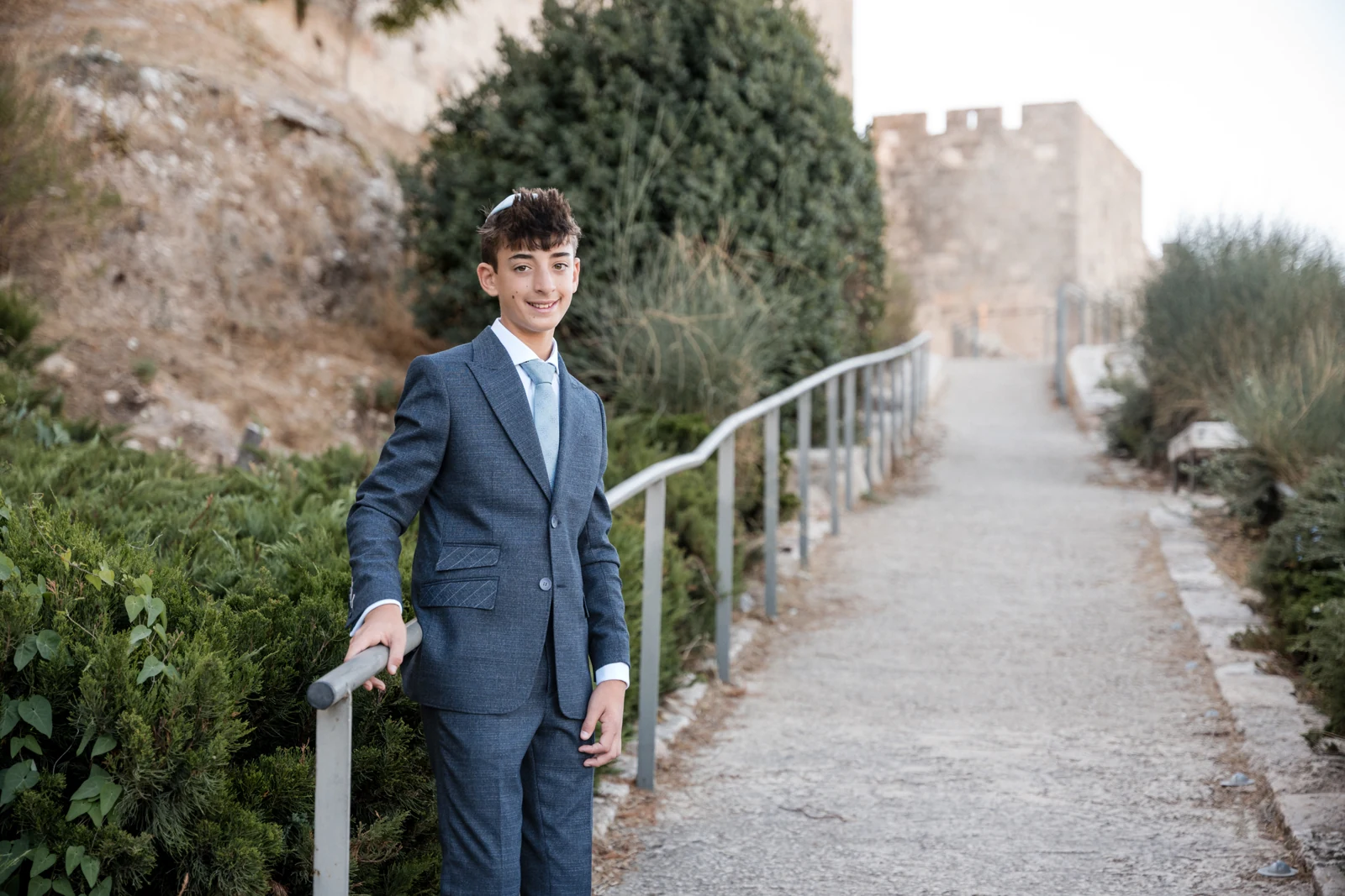 Retrato de bar mitzvá después de editarlo en Lightroom