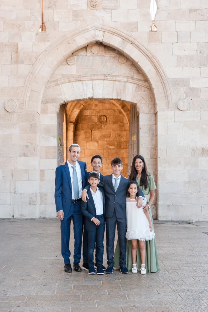 Retratos familiares en la puerta de la ciudad de Jerusalén